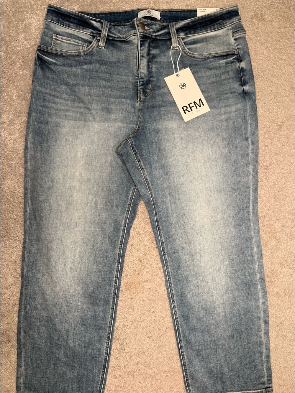 Women's Straight Leg Jeans in Light Blue Wash